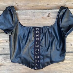 💲😎 HOST PICK! 😎 Black cap sleeve crop top Front fasten Bustier